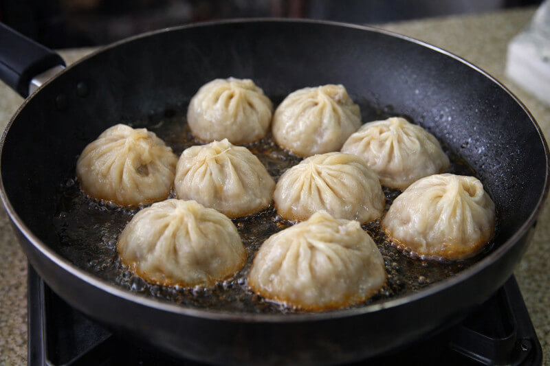 Jak smażyć pierożki z bulionem na patelni